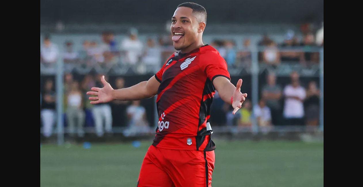 Vitor Roque, a maioridade: atacante mira Ronaldo e Richarlison e cogita virar camisa 9 no Athletico