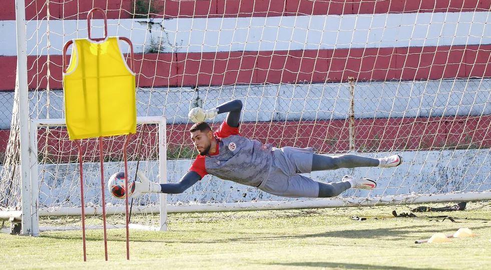 Após destaque pelo Barra, goleiro Ewerton retorna ao América-RN