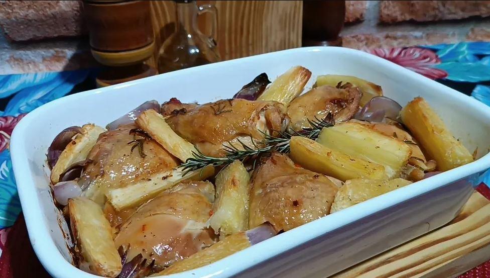 Aprenda uma saborosa e prática receita de assado de frango com macaxeira