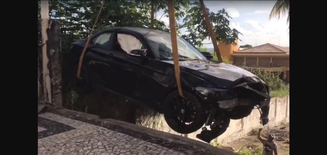 Carro cai em terreno após sair da pista na Avenida Roberto Freire em Natal