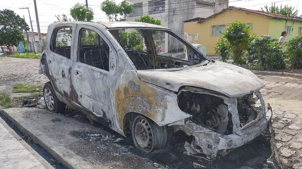 Carro fica destruído após pegar fogo na Grande Natal