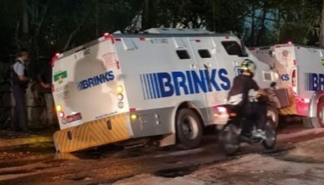 Carro-forte cai em cratera na avenida Jerônimo Câmara