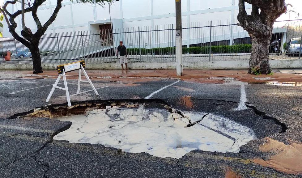 Cratera se abre ao lado da Catedral Metropolitana de Natal e rua é interditada