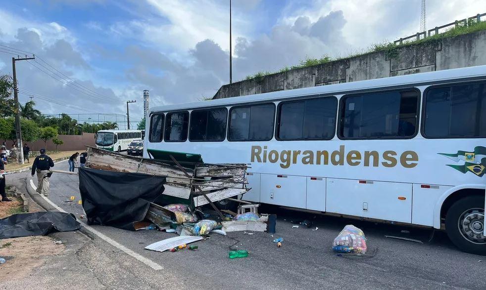 Dono de carrinho de lanches morre após ser atropelado por ônibus em Natal