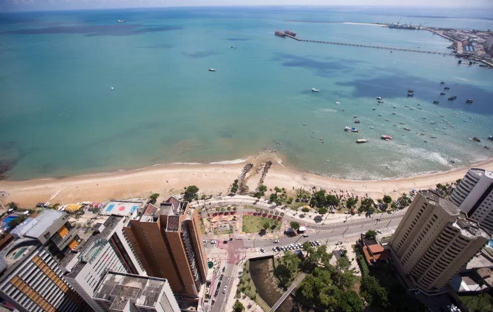Drones ajudam na busca por mulher que sumiu no mar enquanto praticava remo em Fortaleza