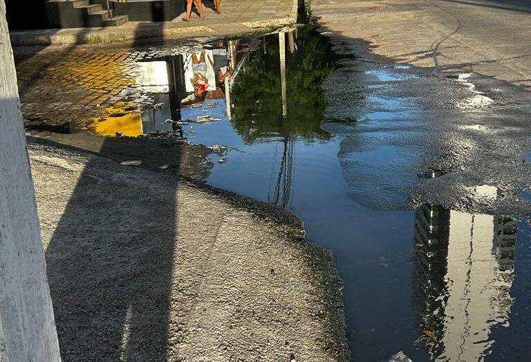 Esgoto a céu aberto deixa mau cheiro na rua Trairi, prejudica moradores, e Caern ignora problema