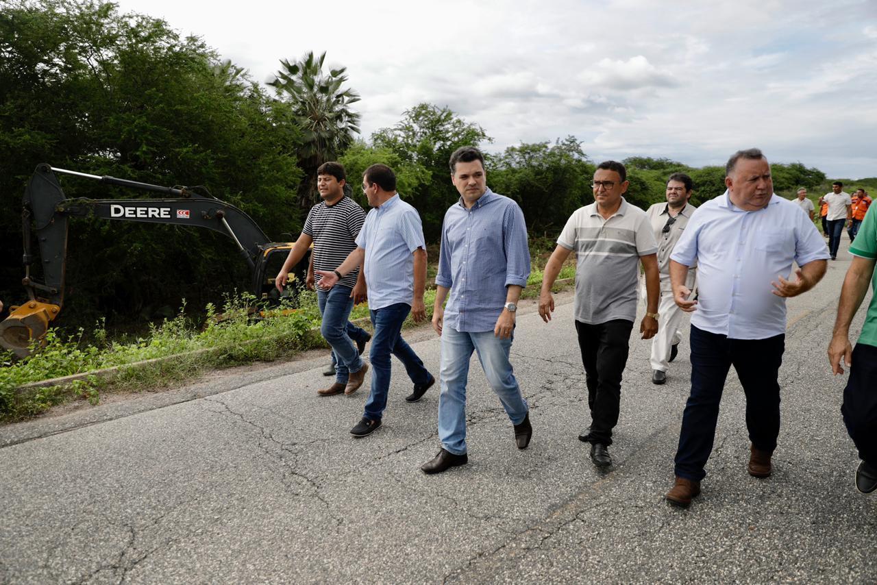 Governador em exercício Walter Alves visita trecho da RN 117, em Caraúbas