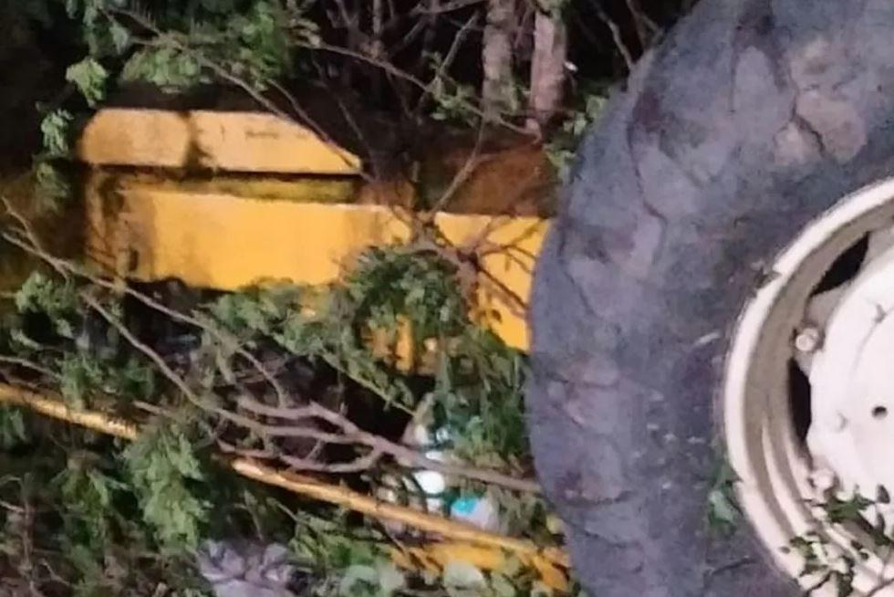 Homem é achado morto embaixo de trator capotado em estrada no RN
