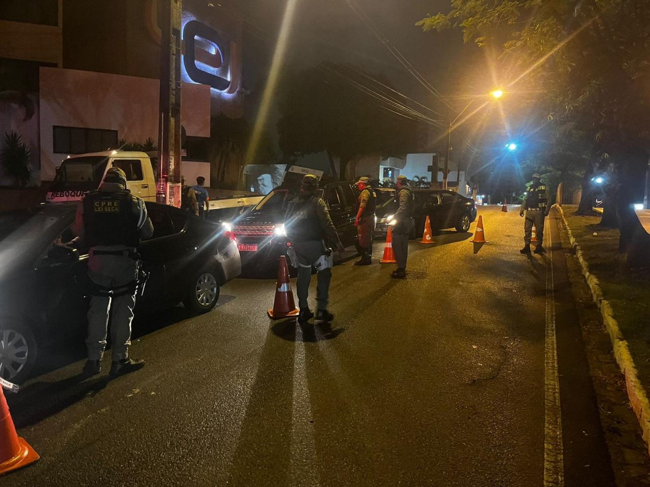 Idoso tenta fugir, desacata policiais e é autuado pela terceira vez na mesma avenida por embriaguez ao volante