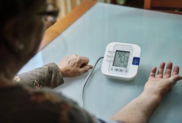 Levantamento mostra que mulheres sofrem mais com hipertensão. Entenda