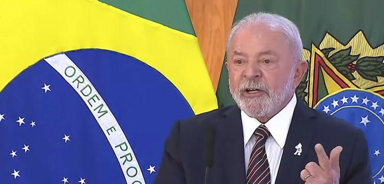 Lula assina projeto de lei que cria o Piso Nacional da Enfermagem