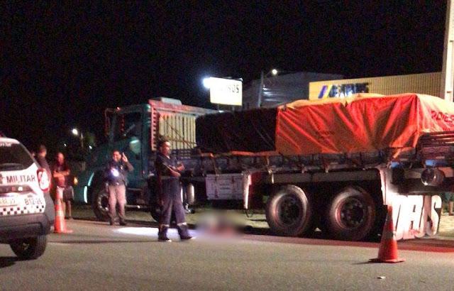 Motociclista morre atropelado por caminhão após parar em faixa de pedestres na BR-304 em Mossoró