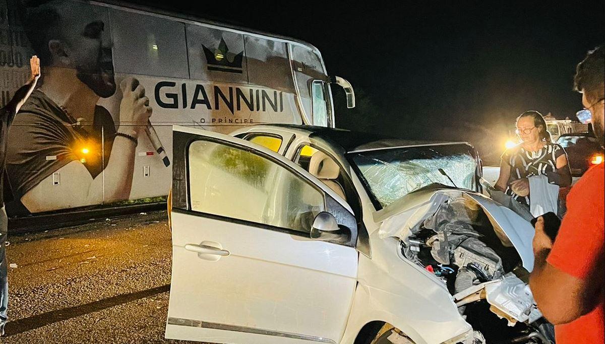 Ônibus da banda do cantor Giannini Alencar se envolve em acidente no interior do RN