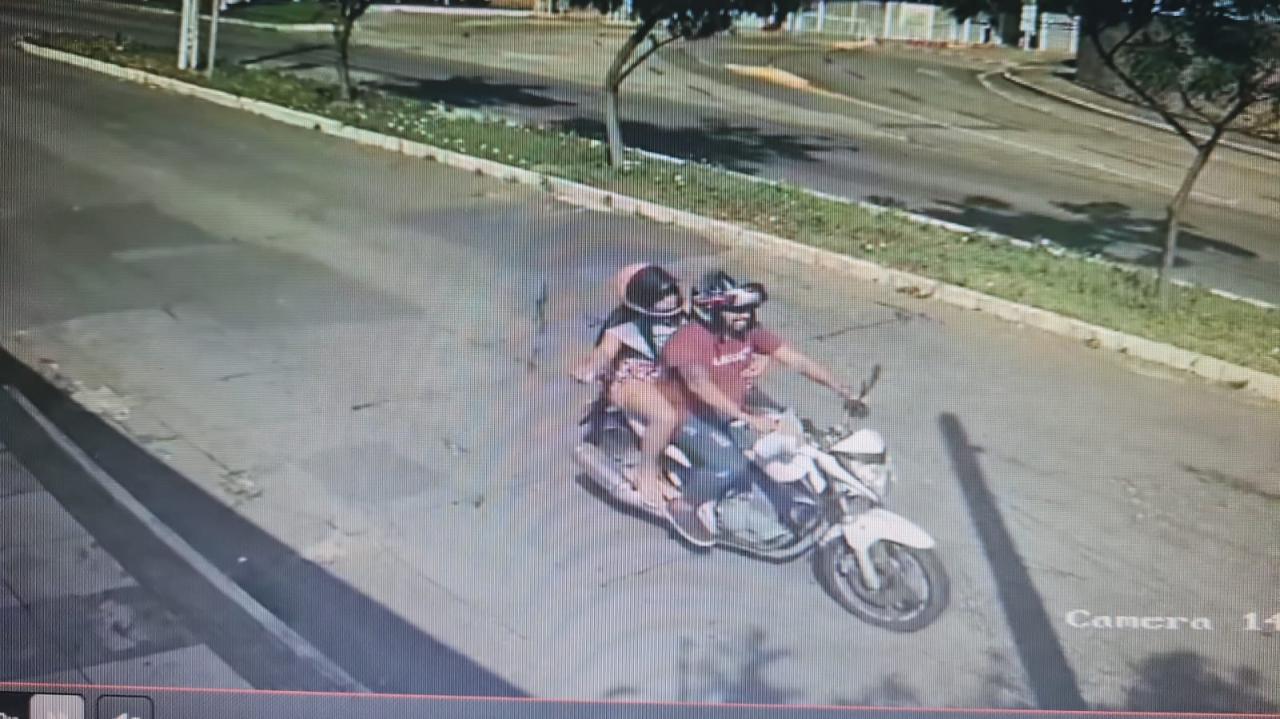 Polícia Civil divulga imagens em que casal em moto realiza assaltos em Candelária; assista