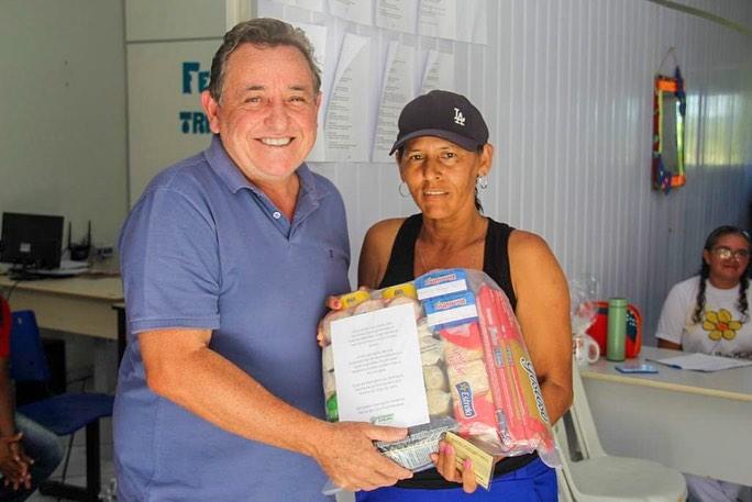 SEMANA SANTA: PREFEITURA DE GEORGINO AVELINO REALIZA DISTRIBUIÇÃO DE CESTAS BÁSICAS