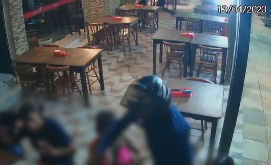 [Vídeo] Clientes de pizzaria são assaltados por criminoso na zona Sul de Natal