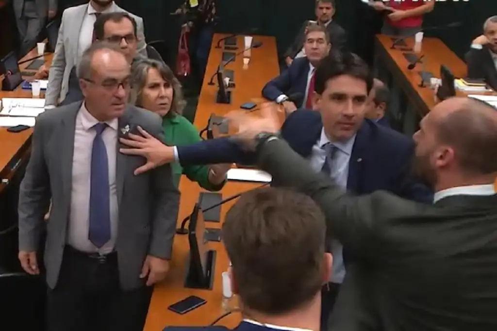 [VÍDEO] Eduardo Bolsonaro parte para cima de Deputado que chamou facada de 'fake' durante comissão