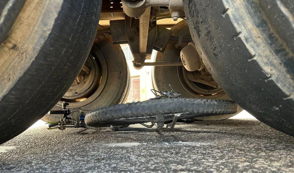 Ciclista morre atropelado por caminhão em rotatória na Zona Oeste de Natal