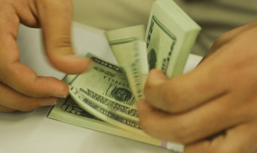Dólar tem mínima a R$ 4,99 após oscilar com dados dos EUA e com teto de dívida no foco