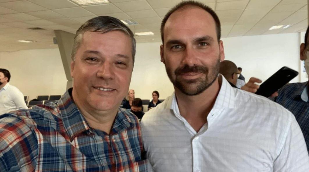 Eduardo Bolsonaro abriu empresa nos EUA com empresário golpista e divulgador de fake news