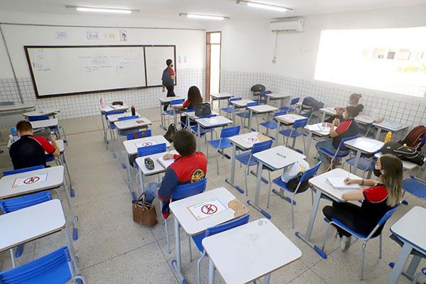 Ensino médio mais atrativo requer melhor infraestrutura e formação de professores