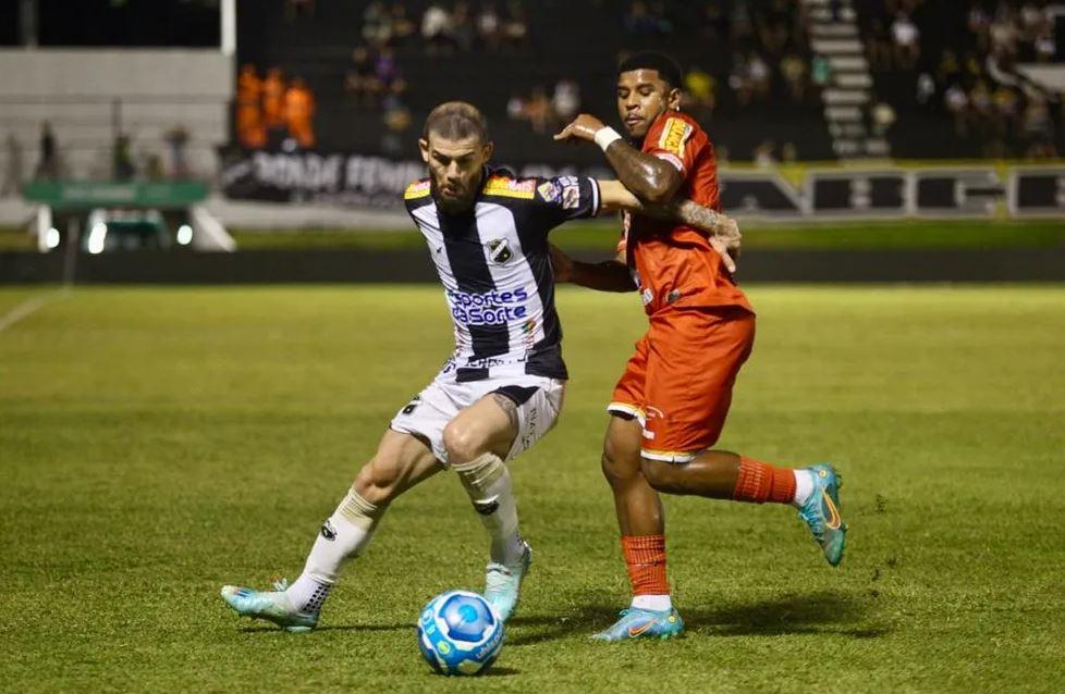 Falta de laterais desgasta ABC e atrapalha planos de Allan Aal