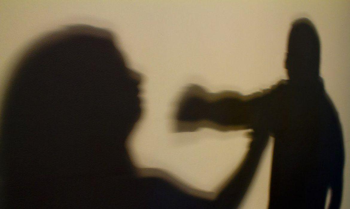 Homem é preso após agredir mulher com socos, chutes e puxões de cabelo na Grande Natal