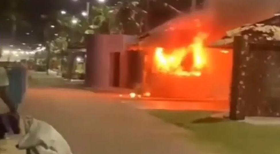 Incêndio destrói quiosque na Praia do Meio, em Natal, e mulher confessa crime