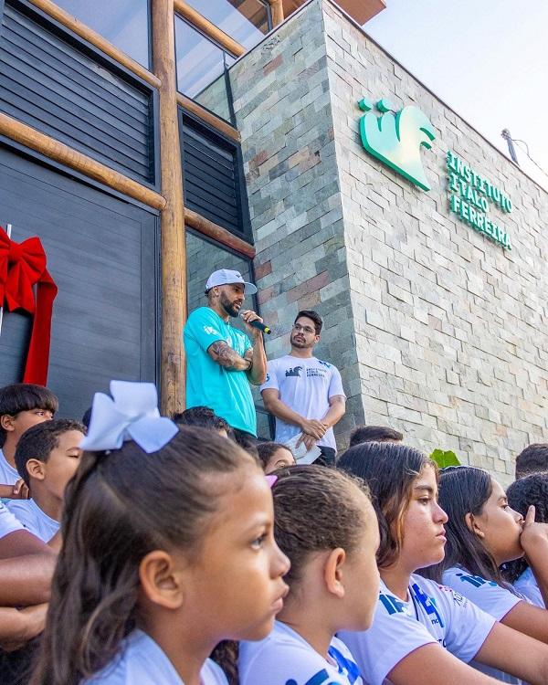 Italo Ferreira festeja sucesso do seu instituto em Baía Formosa