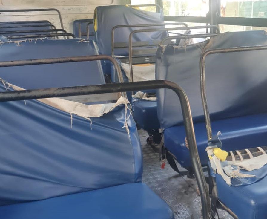 Janelas amarradas, assentos quebrados: Estudantes reclamam de problemas em ônibus escolar em Natal