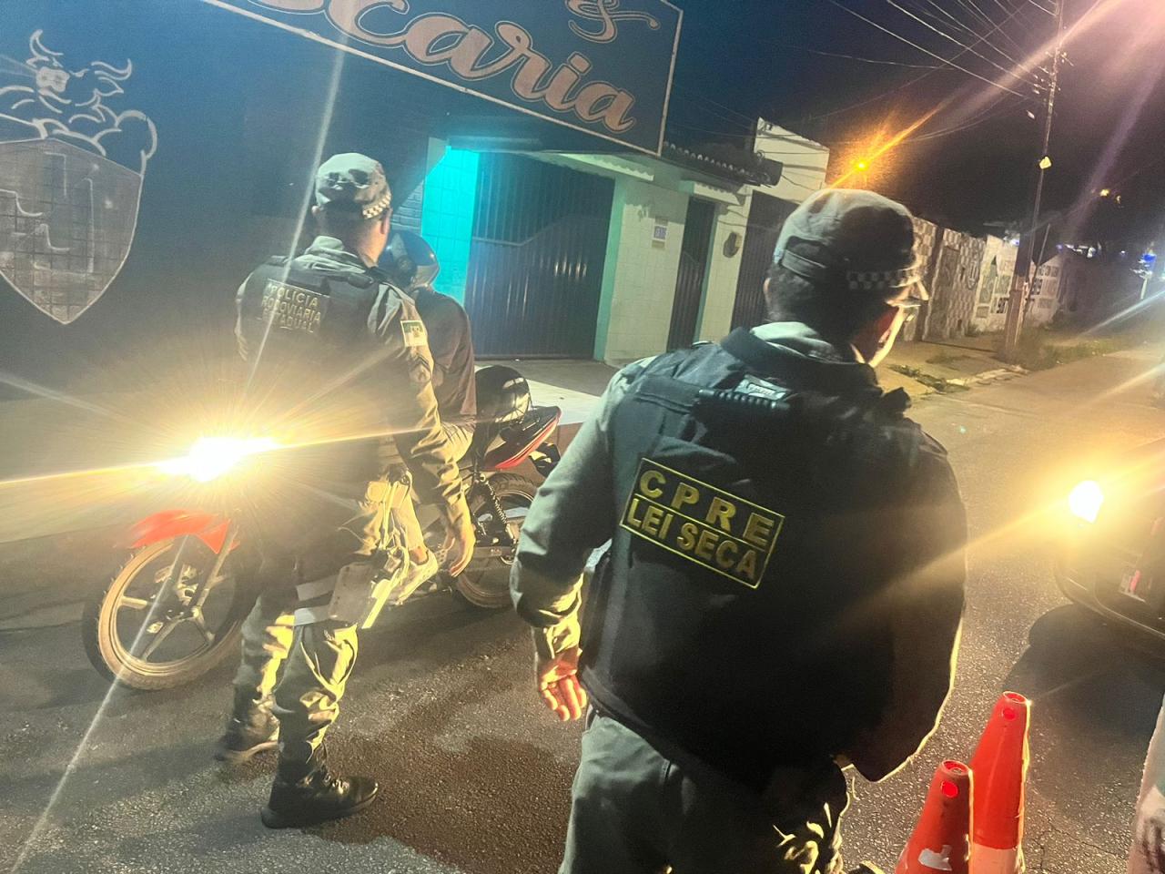 LEI SECA/CPRE REALIZA A CAPTURA DE MAIS DOIS INDIVÍDUOS COM MANDADOS DE PRISÃO EM ABERTO E PRENDE CONDUTORES EMBRIAGADOS DURANTE OPERAÇÃO EM NATAL