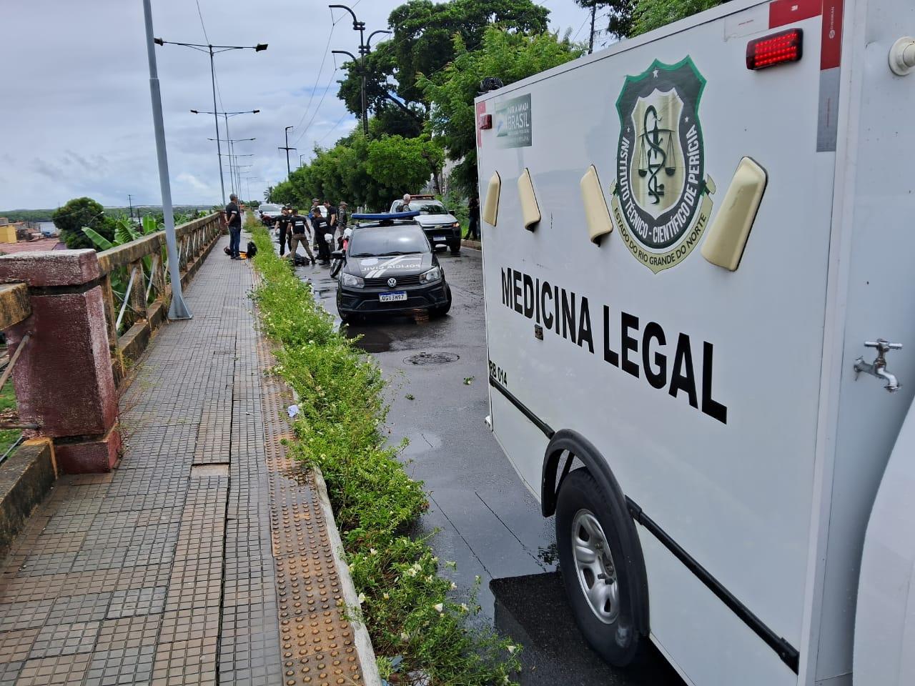Motociclista sofre mal súbito e morre após bater em mureta na Cidade Alta