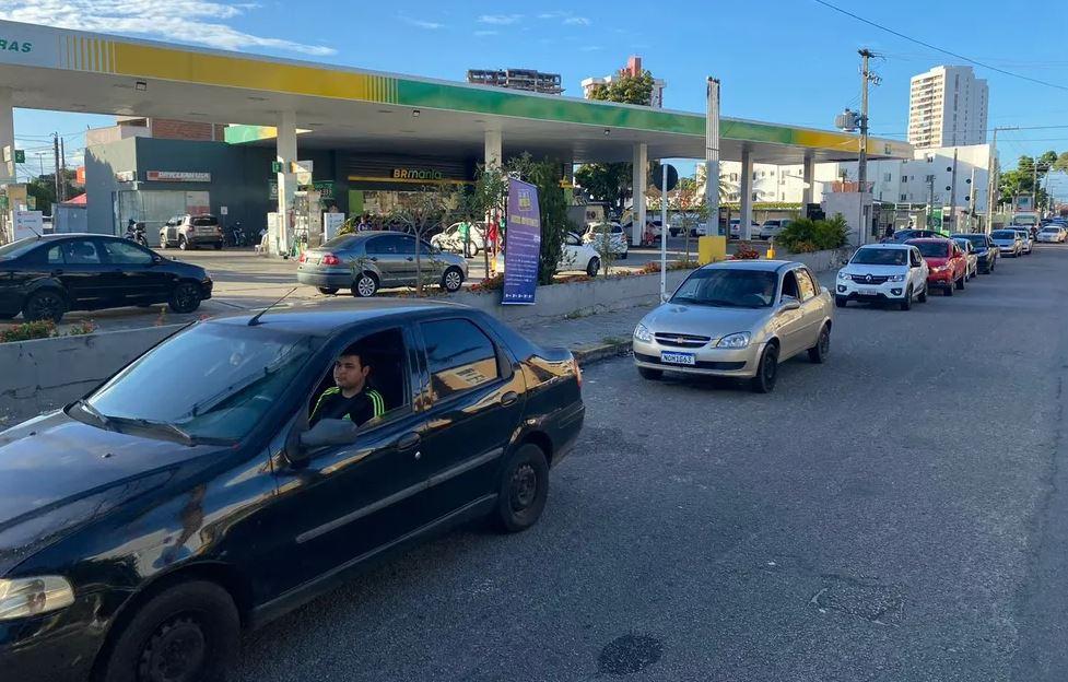 Motoristas fazem fila para abastecer com gasolina a R$ 3,94 no Dia Livre de Impostos em Natal