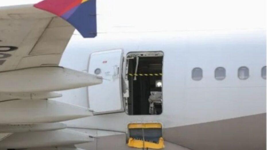 Passageiro abre porta durante voo, causa pânico e é preso na Coreia do Sul