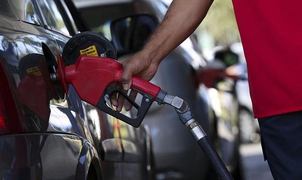 Preço médio da gasolina cai apenas 0,7% no RN após redução da Petrobras, aponta ANP