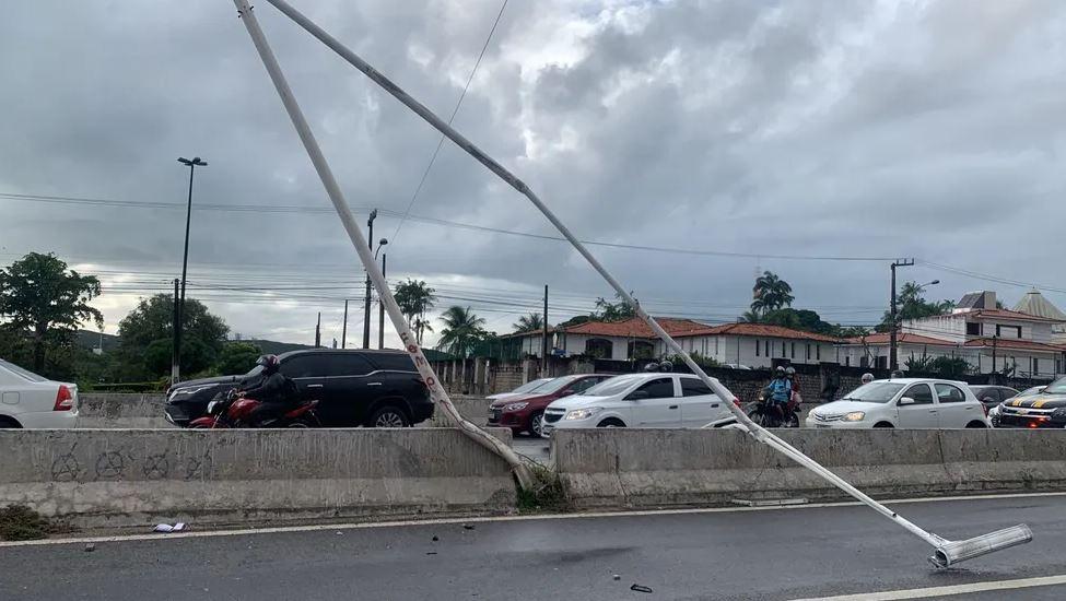 Acidente envolvendo três carros derruba poste e interdita parcialmente a BR-101 em Natal