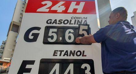 Após redução da Petrobras, preço da gasolina cai pela segunda semana seguida nos postos