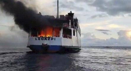 Balsa com 120 pessoas nas Filipinas pega fogo no mar; veja imagens