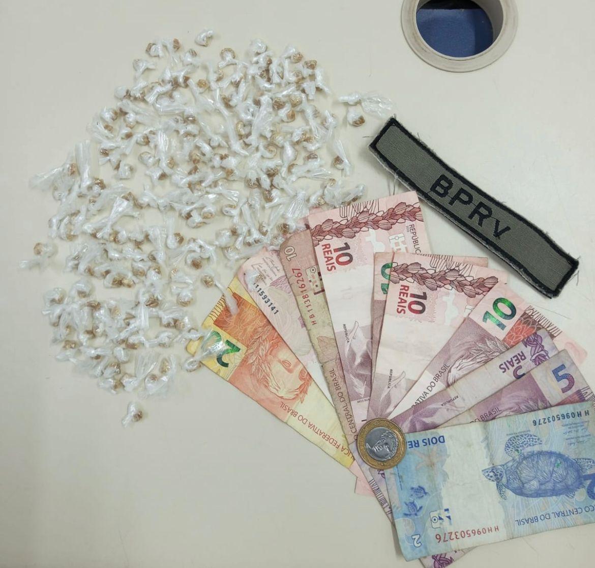 BATALHÃO RODOVIÁRIO/CPRE REALIZA PRISÃO DE TRAFICANTE E APREENDE QUASE DUZENTAS PEDRAS DE CRACK DURANTE FISCALIZAÇÃO NA ZONA NORTE DE NATAL