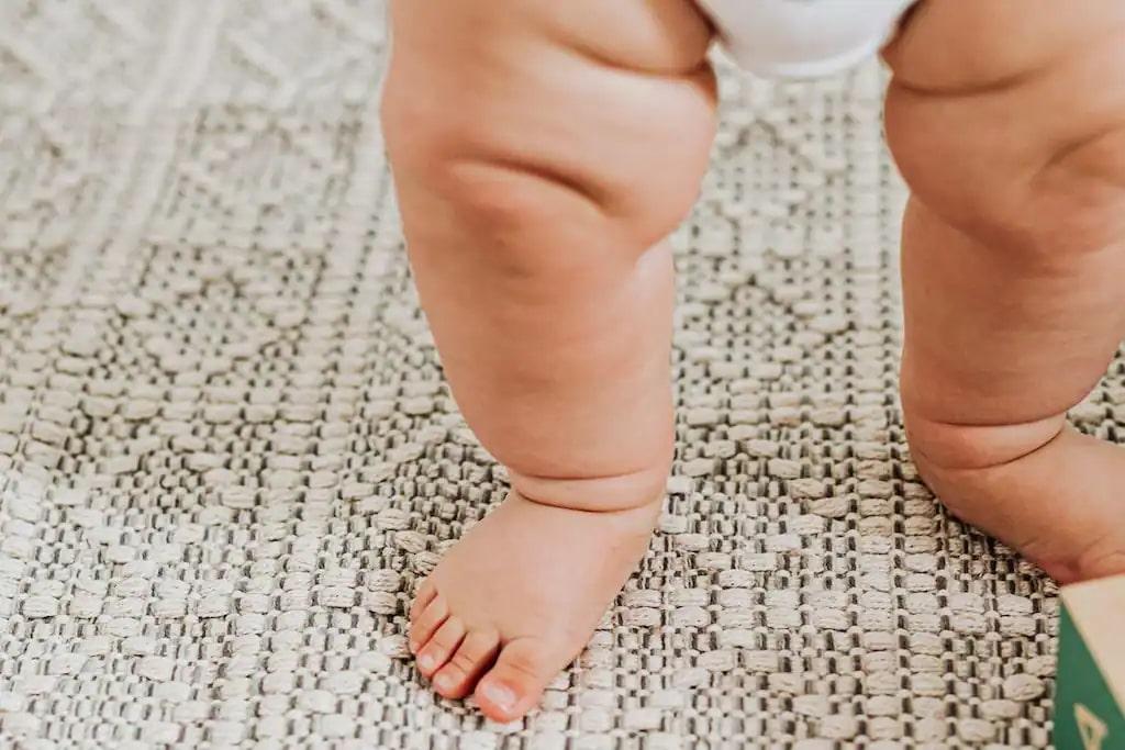 Bebê de 1 ano acorda e sai de casa sozinho enquanto família dorme