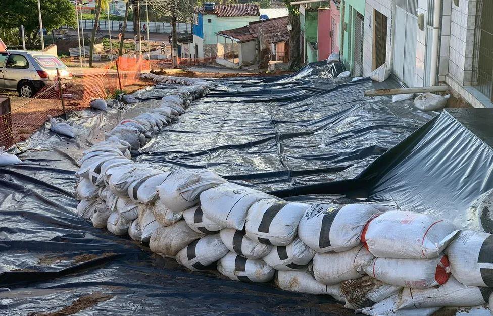 Caern conclui serviço de contenção em cratera após rompimento de tubulação; 11 casa seguem interditadas