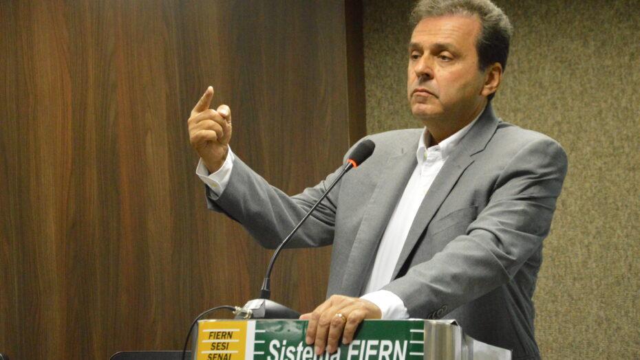 Carlos Eduardo vem atraindo eleitores de Álvaro Dias e chega a 32% na pesquisa Exatus