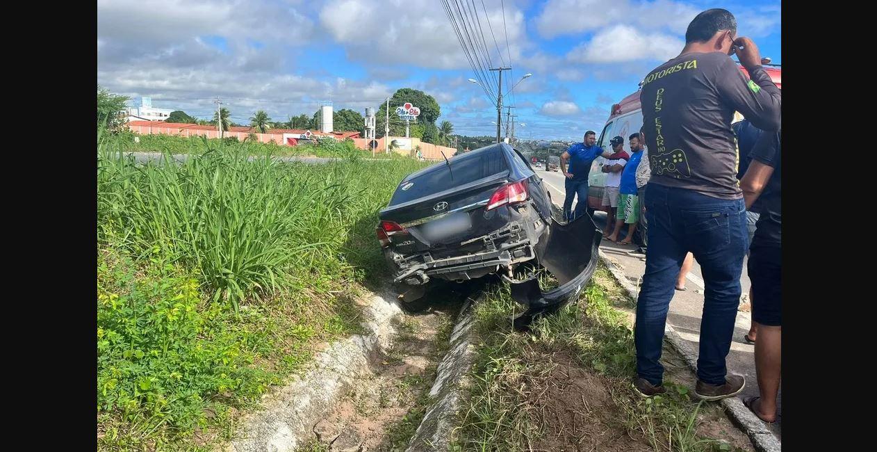 Carro para em faixa de pedestres, é atingido por outro e acaba em canteiro central da BR-406, na Grande Natal