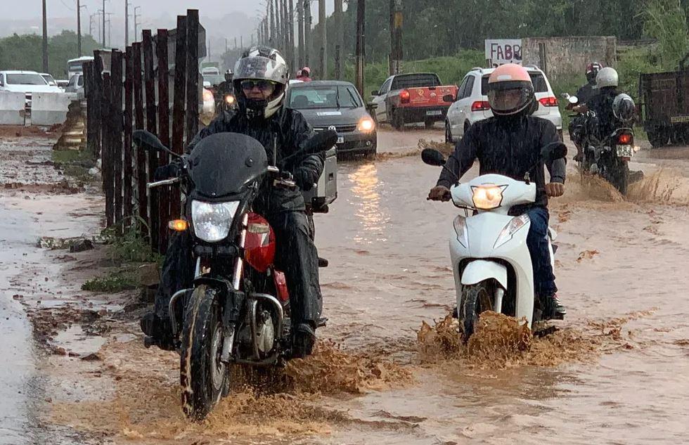 Chuva na madrugada causa alagamento e congestionamento na avenida Felizardo Moura em Natal