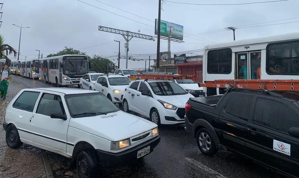 Com chuva e sem faixa reversível, natalenses enfrentam congestionamento nos acessos às pontes da cidade nesta sexta (9)