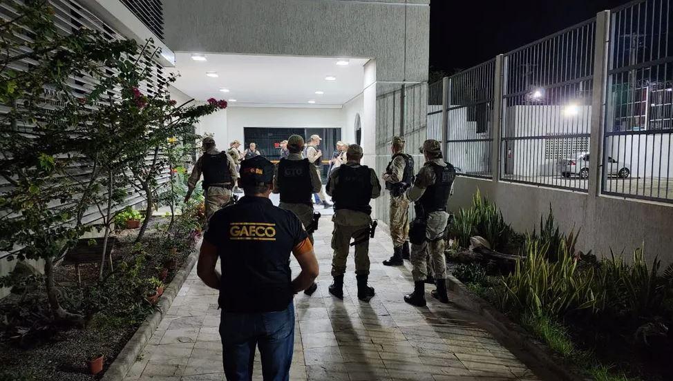 Grupo suspeito de comandar tráfico de drogas no Seridó é alvo de mandados de busca e de prisão no RN e PB