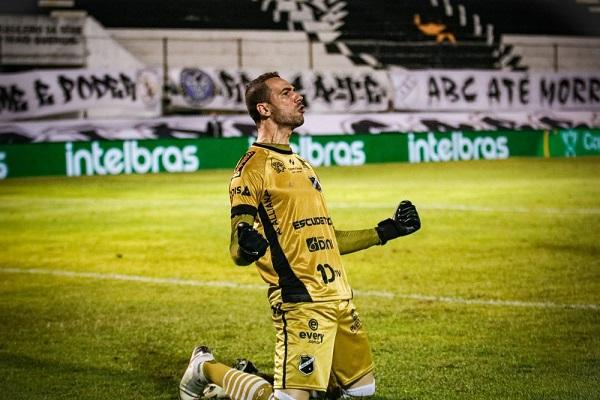 Há dois anos, ABC vencia Chapecoense por 3 a 0 com atuação notável do goleiro Welligton