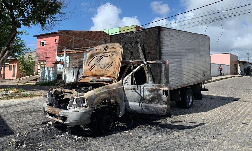 Homem é morto após discussão por fogueira de São João e vizinhos ateiam fogo em caminhão de suspeito em Natal