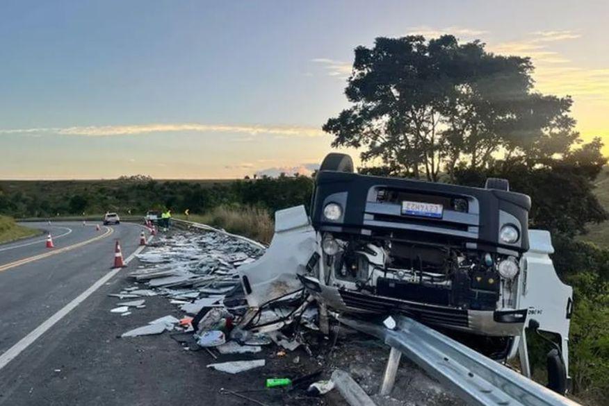 Pai perde filho de vista em carros diferentes na BR-101 retorna e encontra jovem morto