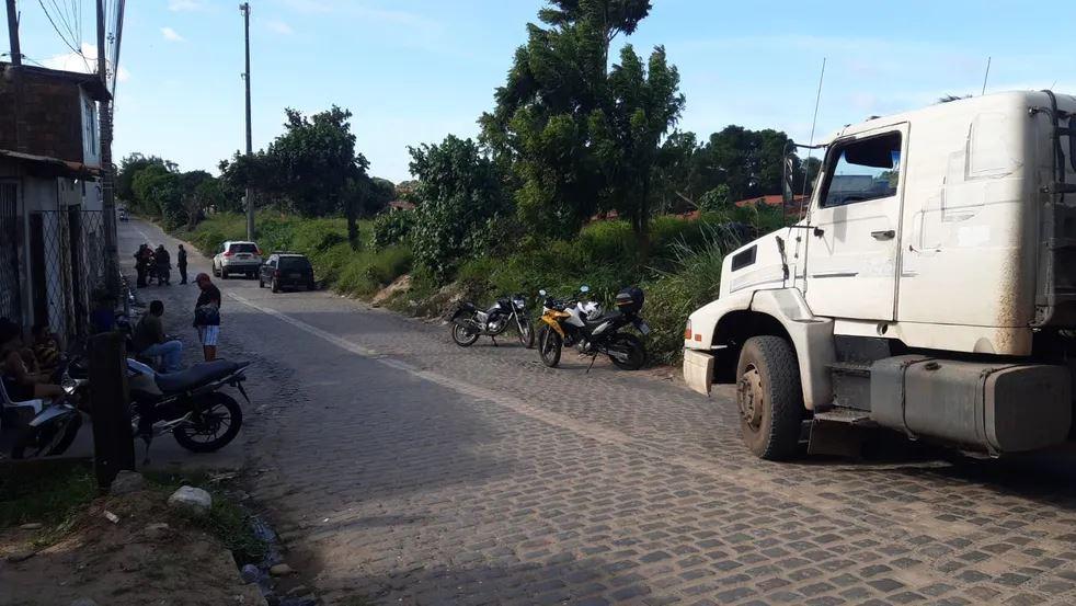 Passageiro de moto por aplicativo morre após ser atingido e atropelado por caminhão em Natal